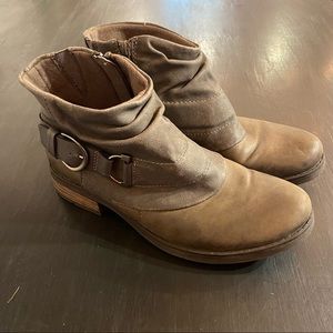 Earth Origins ankle boots size 9 wide (women’s).